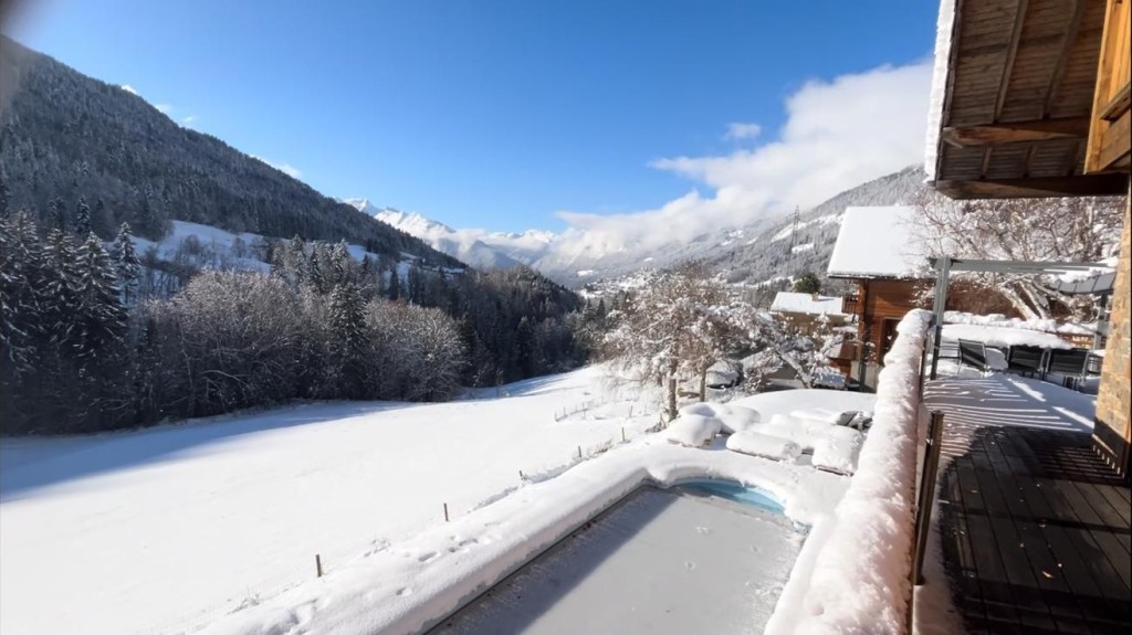 Piscine avec la neige